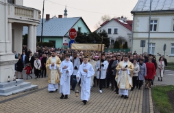 Zdjęcia główne galerii: Niedziela Wielkanocna - procesja rezurekcyjna w kościele parafialnym w Sieniawie, 31 marca 2024 r.