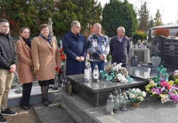 Zdjęcie główne dla: 'Pamiętamy o zmarłych pracownikach i zasłużonych dla sieniawskiej ziemi' 