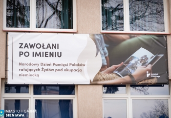Zdjęcie główne dla: 'Odsłonięcie tablicy upamiętniającej rodzinę Stawarskich w Sieniawie' 