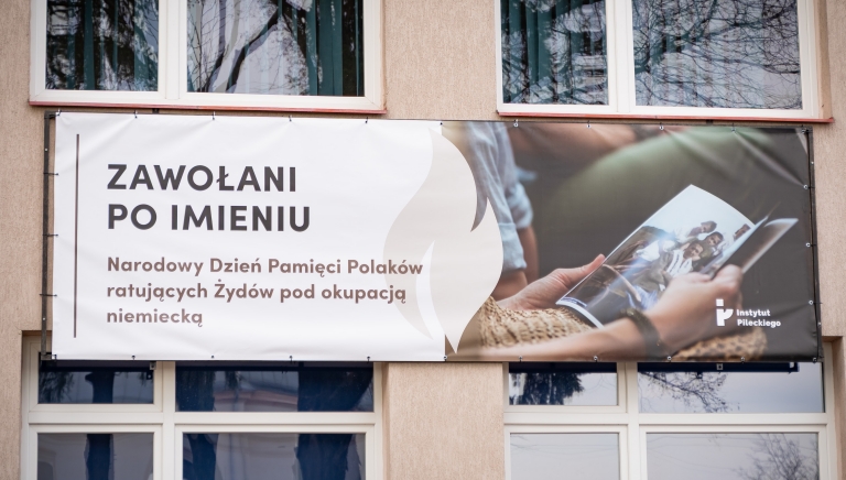 Zdjęcie główne newsa: Odsłonięcie tablicy upamiętniającej rodzinę Stawarskich w Sieniawie